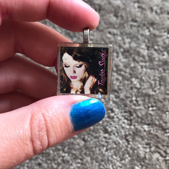 Taylor Swift pendant - Picture 3 of 3